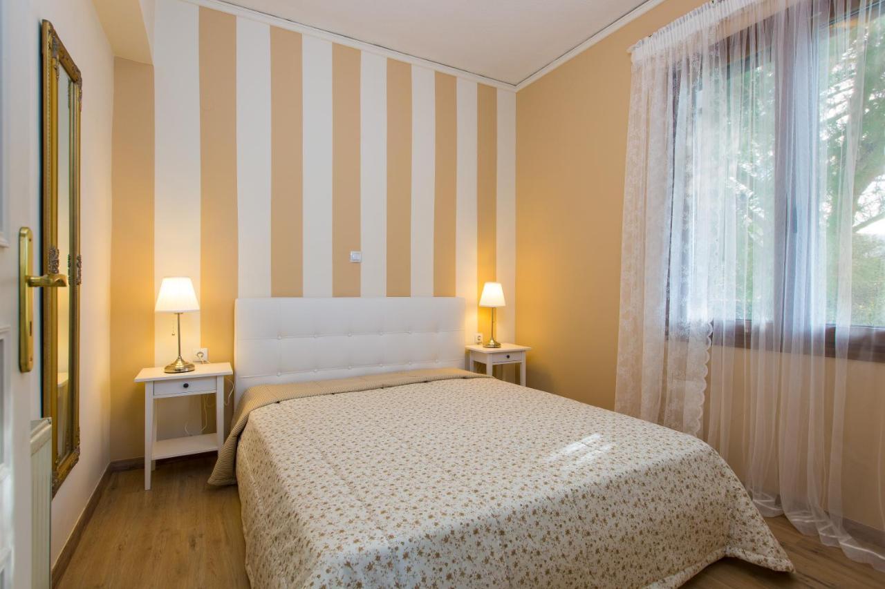 Beachfront Family Villa Katerina With Private Pool, Playground, Bbq & Amazing Sea Views! Petres  Экстерьер фото