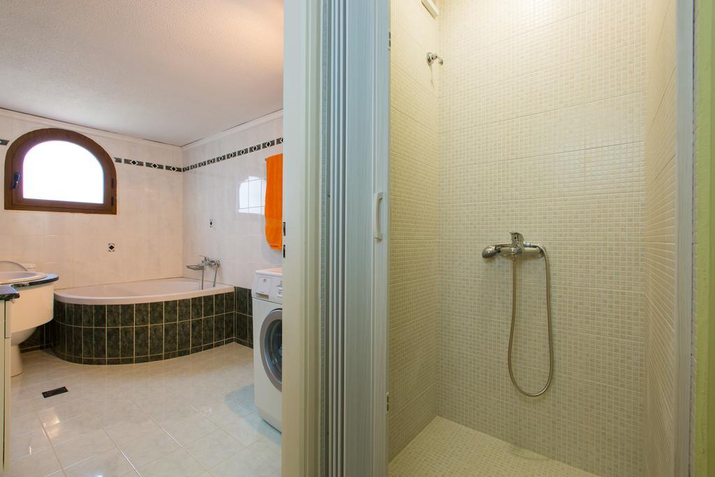 Beachfront Family Villa Katerina With Private Pool, Playground, Bbq & Amazing Sea Views! Petres  Экстерьер фото